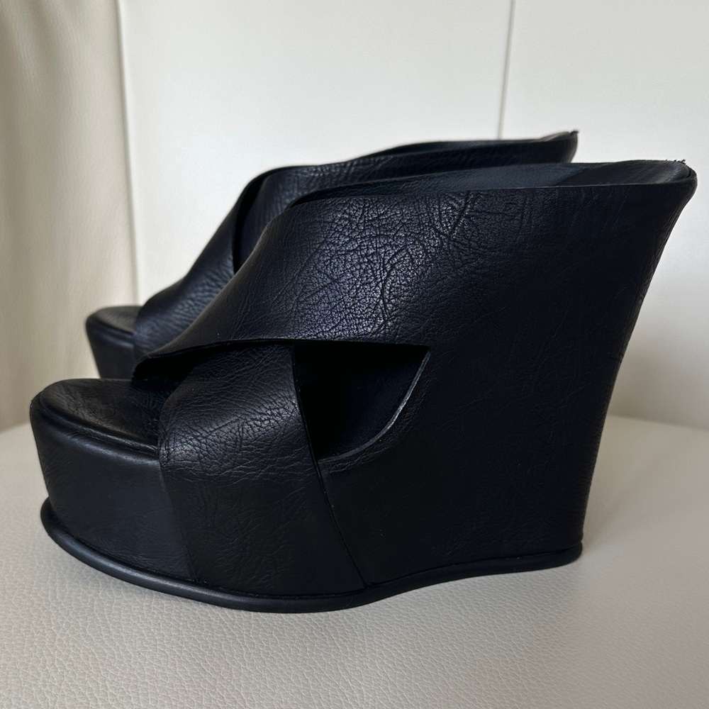 Vera Wang Lavender Label 💜Black Wedge Shoes